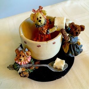 Vintage collectible three Boyds bears in a teacup. Resin figurine 4 inches tall